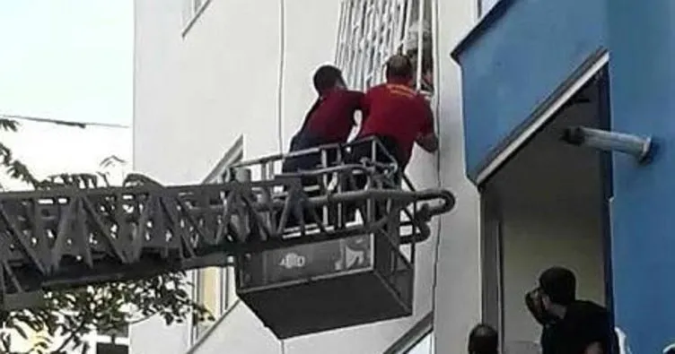 Korkuluk Demirlerine Sikisan Cocuk Icin Mahalleli Seferber Oldu Sabah