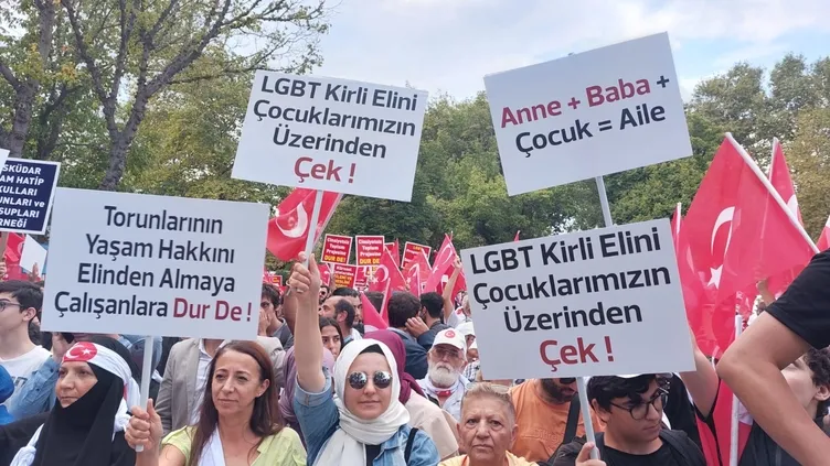 İstanbul’da LGBT dayatmasına dur de eylemi: Çocuklarımızı korumak için yürüyoruz!