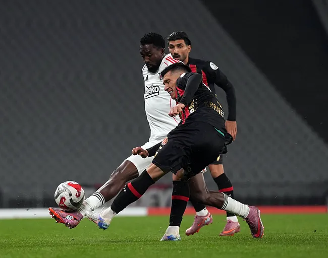canli-besiktas-karagumruk-deplasmaninda-ilk-yarida-tek-gol-var-1764524591136.jpg