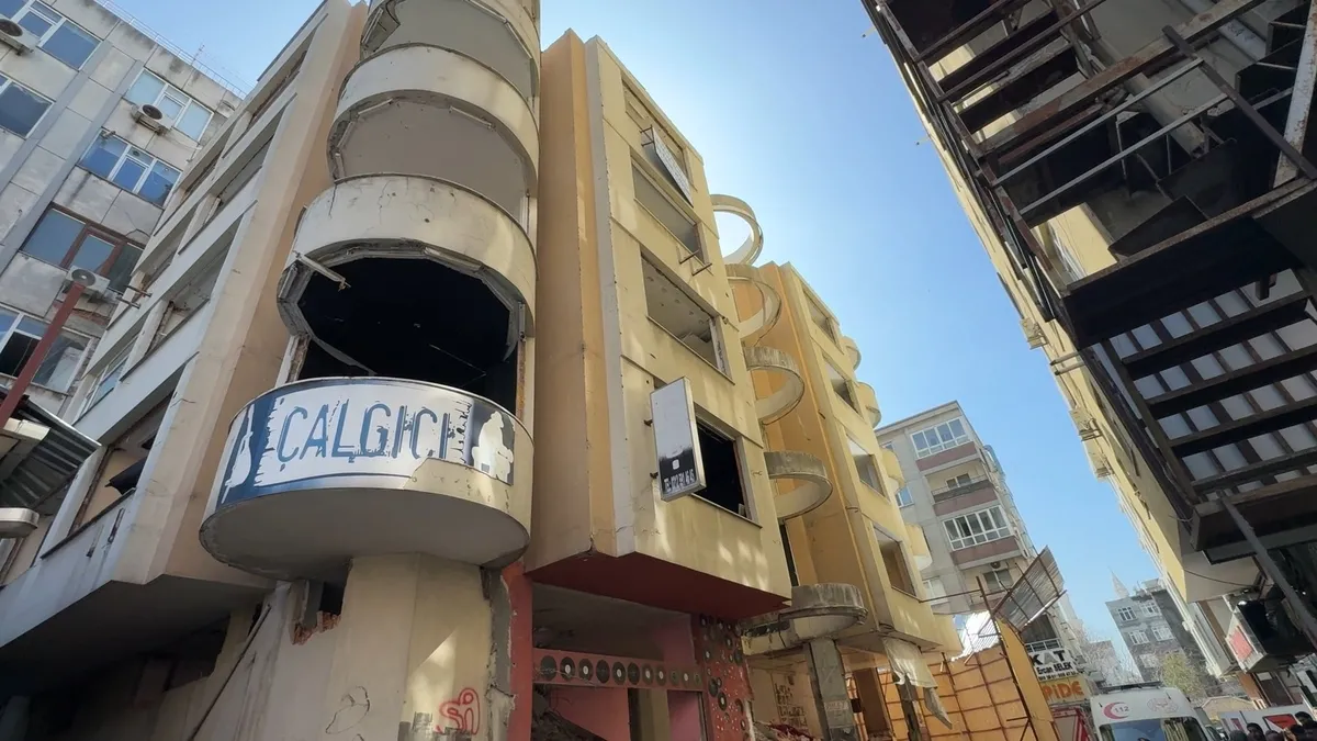 Avcılar’da feci olay: Yıkımı yapılan binanın 4’üncü katından düştü! Hayatını kaybetti Avcılar’da feci olay: Yıkımı yapılan binanın 4’üncü katından düştü! Hayatını kaybetti