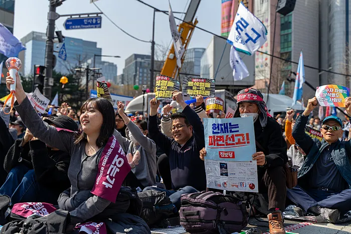 guney-korede-buyuk-protesto-binlerce-kisi-devlet-baskani-icin-sokaklara-dokuldu-1743861363016.jpeg Güney Kore'de büyük protesto: Binlerce kişi Devlet Başkanı için sokaklara döküldü