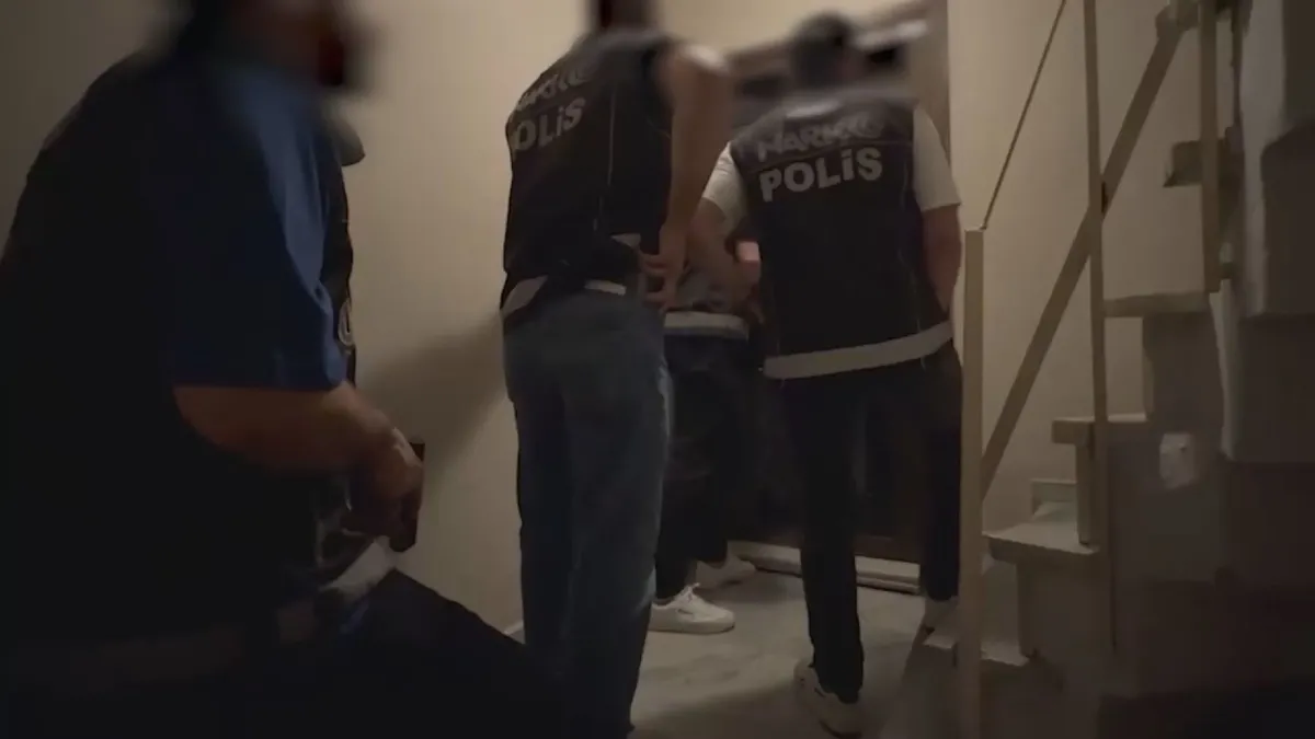 Şişli'de polis ekiplerince yapılan uyuşturucu operasyonunda ele geçirilen maddelerden görüntüler.