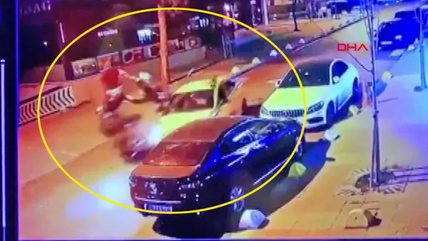 İstanbul Kadıköy'de taksiyle motosikletli kafa kafaya böyle çarpıştı
