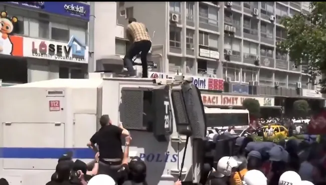 CHP'li provokatör iş başında! TOMA’ya çıkıp tekmeledi