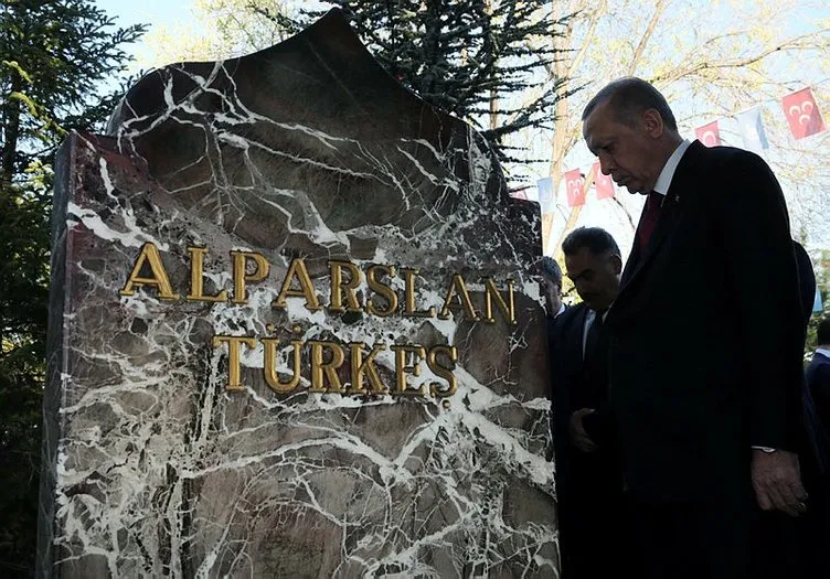 Cumhurbaşkanı Erdoğan Alparslan Türkeş'in mezarını ziyaret etti