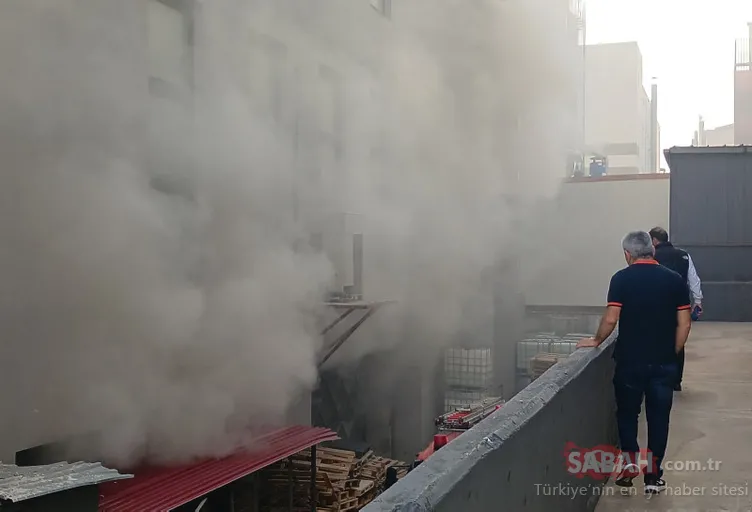 İstanbul Beylikdüzü’nde fabrika yangını: İtfaiye ekipleri söndürdü!
