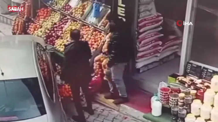 Elazığ’da otomobil manav tezgahına böyle girdi | Video