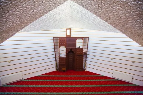 Beşgen Cami mimarisiyle dikkati çekiyor