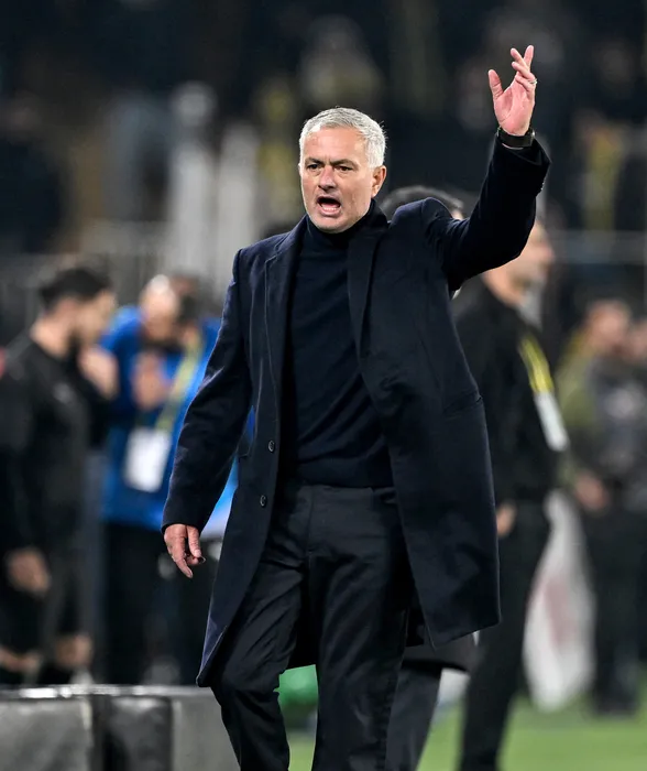 Son dakika haberleri: Fenerbahçe’de 6 futbolcu ile yollar ayrılıyor! Mourinho biletlerini kesti...