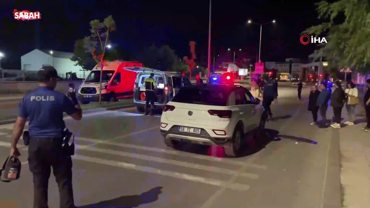 Sivas’ta aydınlatma direğine çarpan motosikletteki 2 kişi yola savruldu: 2 ağır yaralı | Video videosunu izle Sivas’ta aydınlatma direğine çarpan motosikletteki 2 kişi yola savruldu: 2 ağır yaralı | Video videosunu izle
