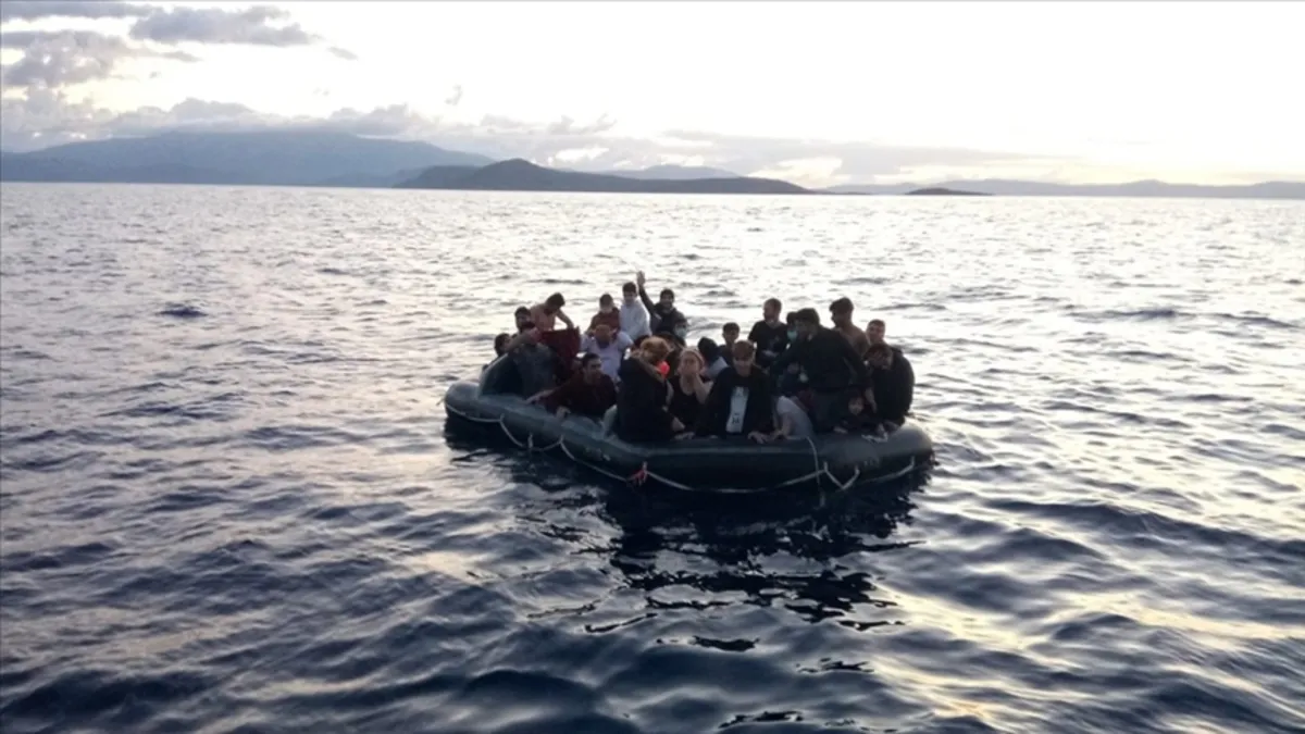 İzmir açıklarında 34 düzensiz göçmen yakalandı İzmir açıklarında 34 düzensiz göçmen yakalandı