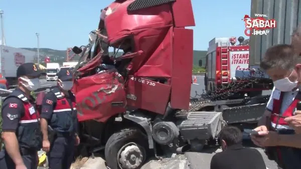 Kuzey Marmara Otoyolunda lastiği patlayan tır bariyerlere saplandı: 1 ölü | Video