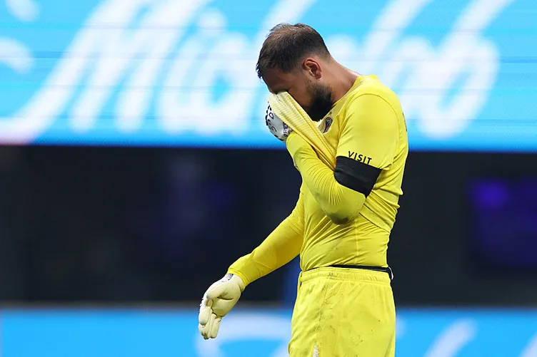 PSG - Bayern Münih maçında ayağı kırıldı! Futbolcular gözyaşlarını tutamadı