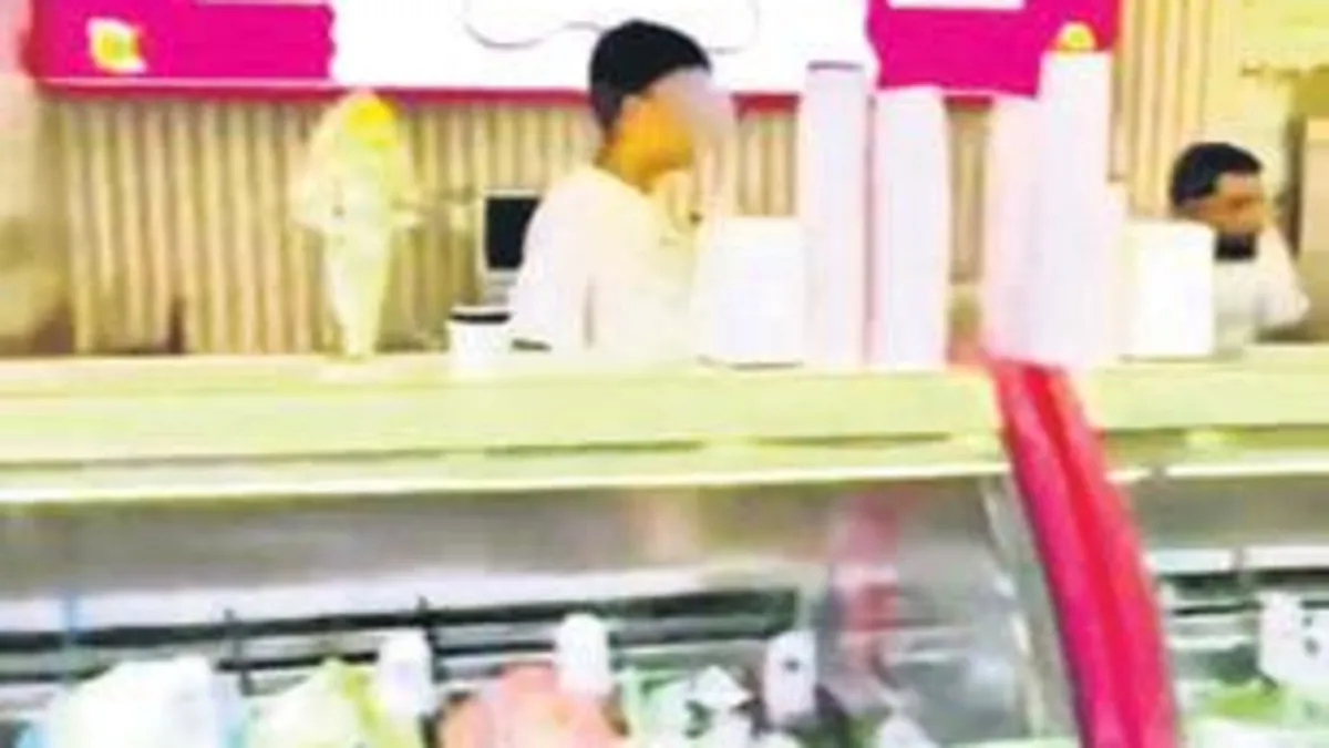Bodrum'da bir işletmede bir top dondurmanın 400 lira olduğu tabelanın yanında duran bir kişi.