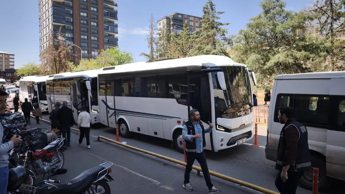 Halfeti Belediyesi operasyonunda şüpheliler adliyeye sevk edildi Halfeti Belediyesi operasyonunda şüpheliler adliyeye sevk edildi