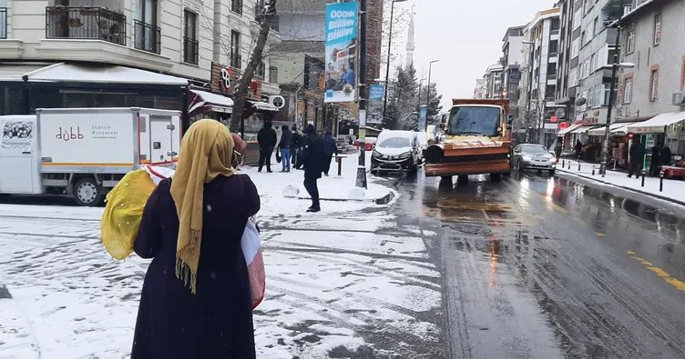 İstanbul karla uyandı! Araçlar yollarda kaldı, çocuklar kartopuna sarıldı