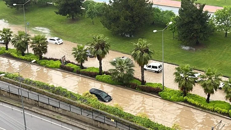 Son dakika! Samsun selle boğuşuyor! İnanılmaz görüntüler: İşe sandalla gittiler... Okullar tatil!