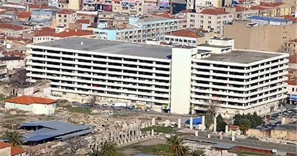 otopark-kapatildi-cirolar-dustu-tarihi-carsi-esnafindan-tabutlu-protesto-1785239336161.jpg