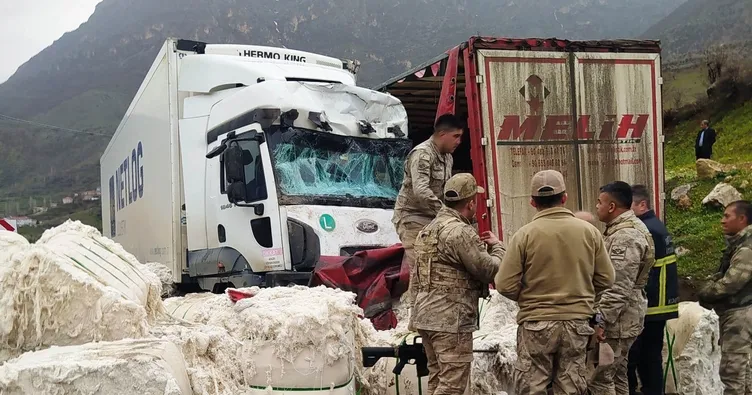 Bitlis’te iki tır kafa kafaya çarpıştı