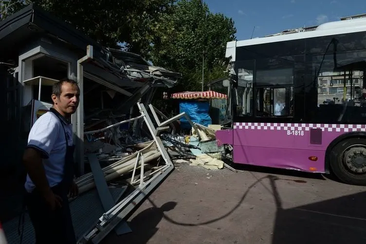 İstanbul’da belediye otobüsü durağa daldı