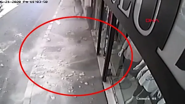 İzmir'de kaldırımda yürüyen vatandaşa beton şoku | Video