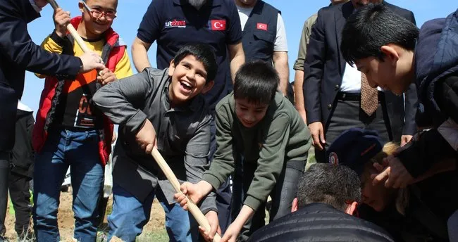 Minikler geleceğe nefes olmak için fidan dikti