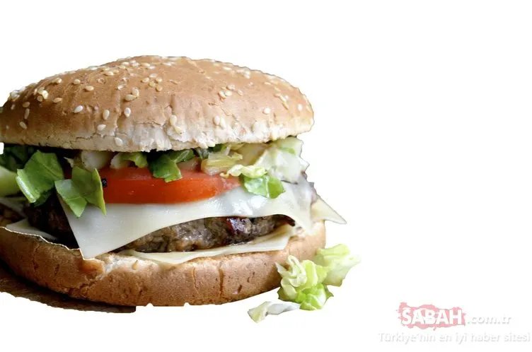 Son dakika haberi: İfşa etti! Ünlü fast food zincirine ait hamburger ve patatesin skandal görüntüsü