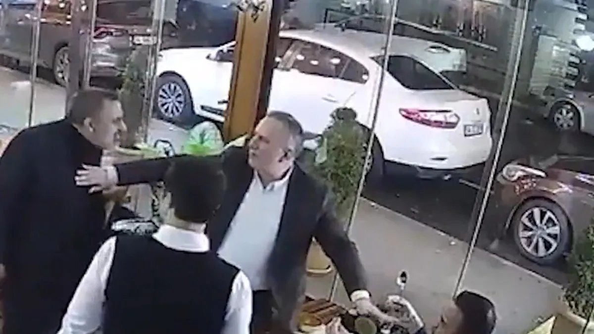 CHP’li Nadir Ataman çorbacıda kavgaya tutuştu! Verilen hizmeti beğenmedi, darp edilip atıldı CHP’li Nadir Ataman çorbacıda kavgaya tutuştu! Verilen hizmeti beğenmedi, darp edilip atıldı