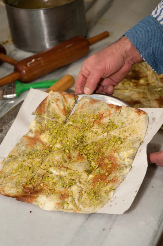antep-fistigi-ile-kaymagin-bulustugu-lezzet-katmeryeni-evlenen-ciftlerin-ilk-kahvaltisiyken-tescilli-lezzet-ol-1722672838698.jpg