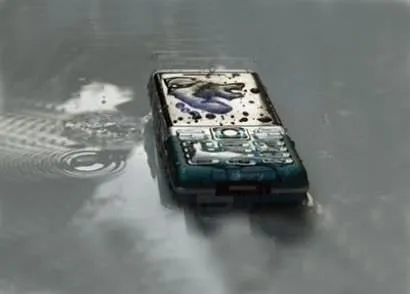Telefon suya düştü ne yapılmalı? Suya düşen telefon nasıl kurtarılır?
