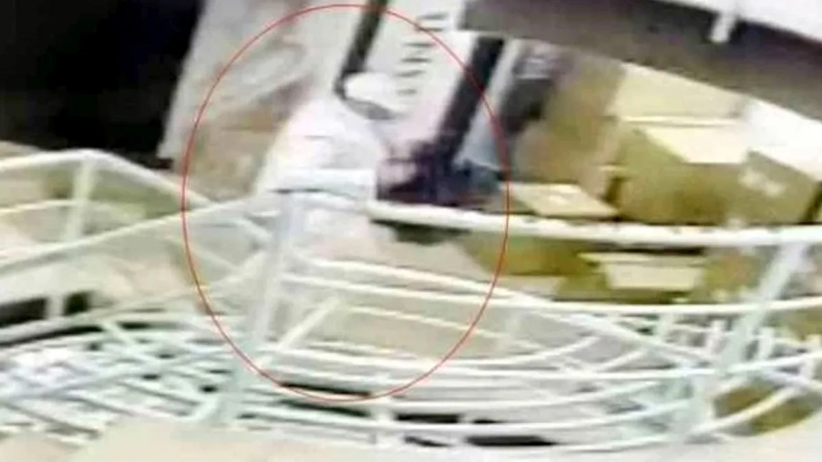 İstanbul Fatih'te bir iş yerinden 2 kilogram altın çalan yabancı uyruklu şahısın kaçtığı anı gösteren temsili bir görsel.