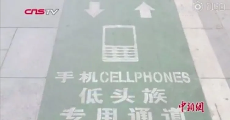 Çin’de telefon bağımlılarına özel yaya geçidi
