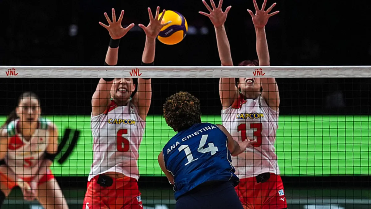 Ana Cristina voleybol maçı sırasında poz verirken
