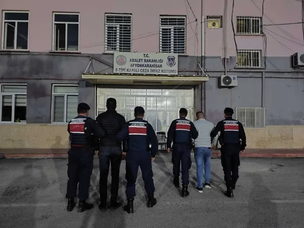 afyonda-aranan-sahislara-operasyon-14-kisi-tutuklandi-1777372238845.jpg