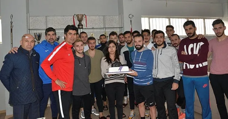 Bayan foto muhabirine futbolculardan sürpriz pasta