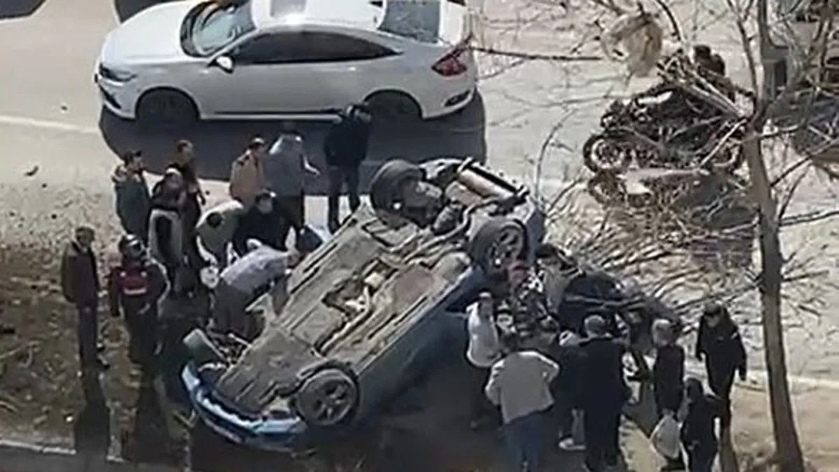Esenyurt’ta kaza: Araç rejüje çarparak ters döndü!