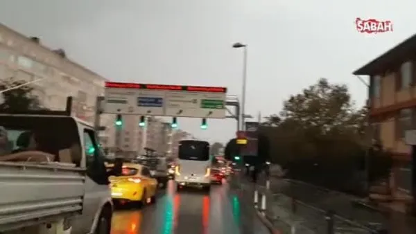 İstanbul'da sağanak yağış trafiği felç etti | Video