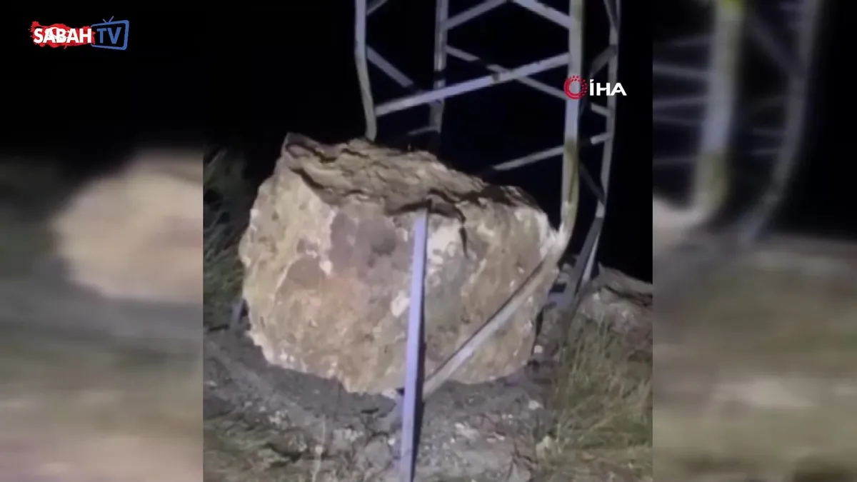 Dev kaya elektrik direğine çarparak durabildi | Video videosunu izle Dev kaya elektrik direğine çarparak durabildi | Video videosunu izle