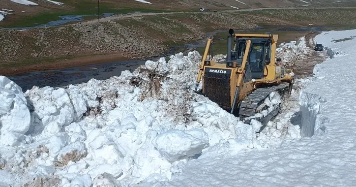 Kar kaplanları baharda da görevde: Ağrı’da metrelerce kar engeli aşıldı