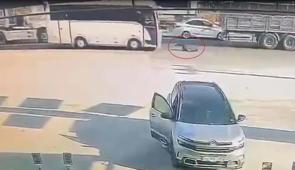 denizlide-aci-kaza-midibus-yolun-karsisina-gecmek-isteyen-adama-carpti-meger-talihsiz-adam-telefonunu-unutup-1785420255665.jpg