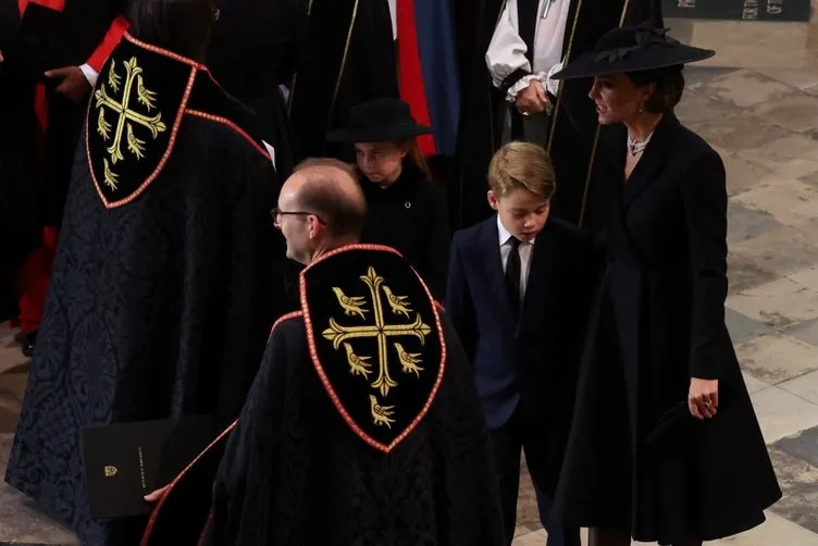 SON DAKİKA- Kraliçe Elizabeth'e son veda! Prens Philip'in yanına gömülecek...