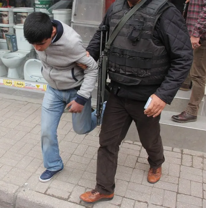 Adana’da bina çatısındaki silahlı şüpheliler yakalandı