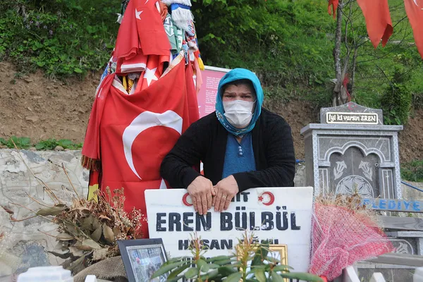 sehit-eren-bulbulun-annesinden-kufurbaz-lutfu-turkkana-sert-tepki-ona-yaziklar-olsun-1636475957610.jpg