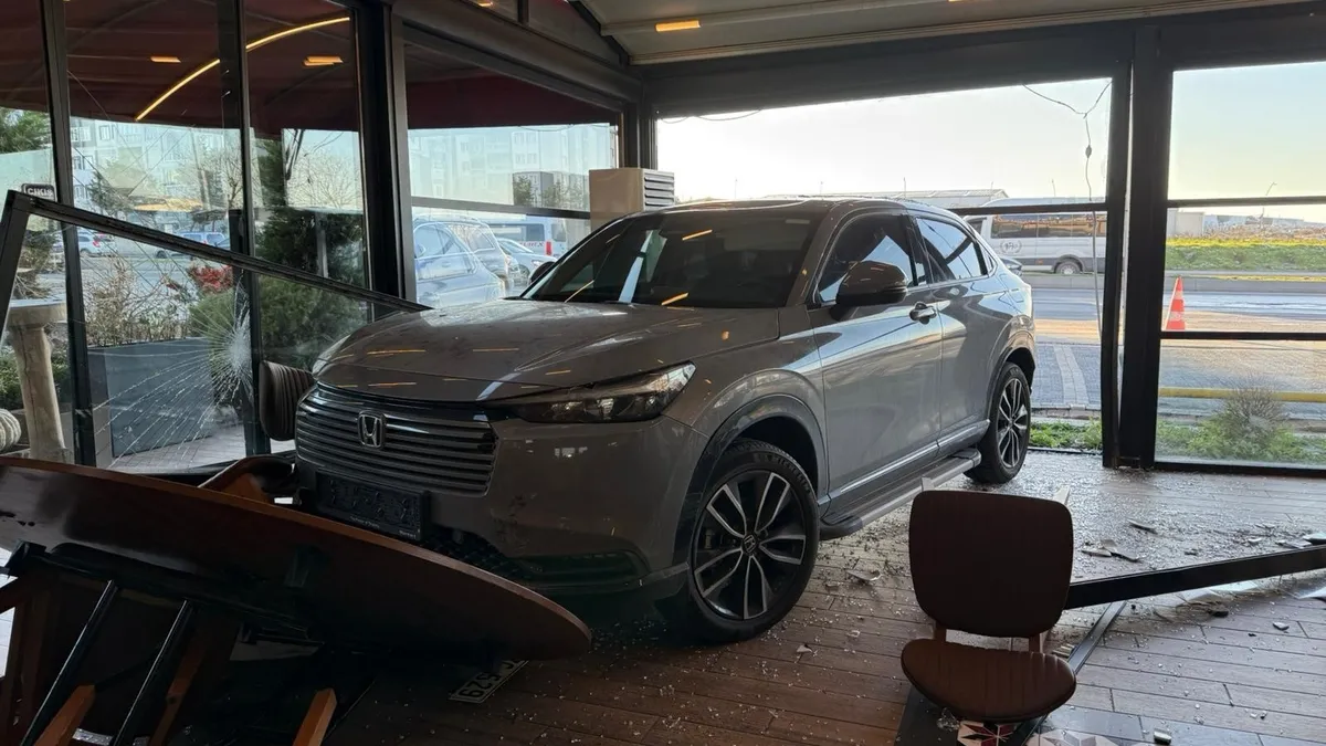 Ünlü müzisyen aracıyla restorana daldı! 2 kişinin yaralandığı kaza anı kameralara yansıdı Ünlü müzisyen aracıyla restorana daldı! 2 kişinin yaralandığı kaza anı kameralara yansıdı