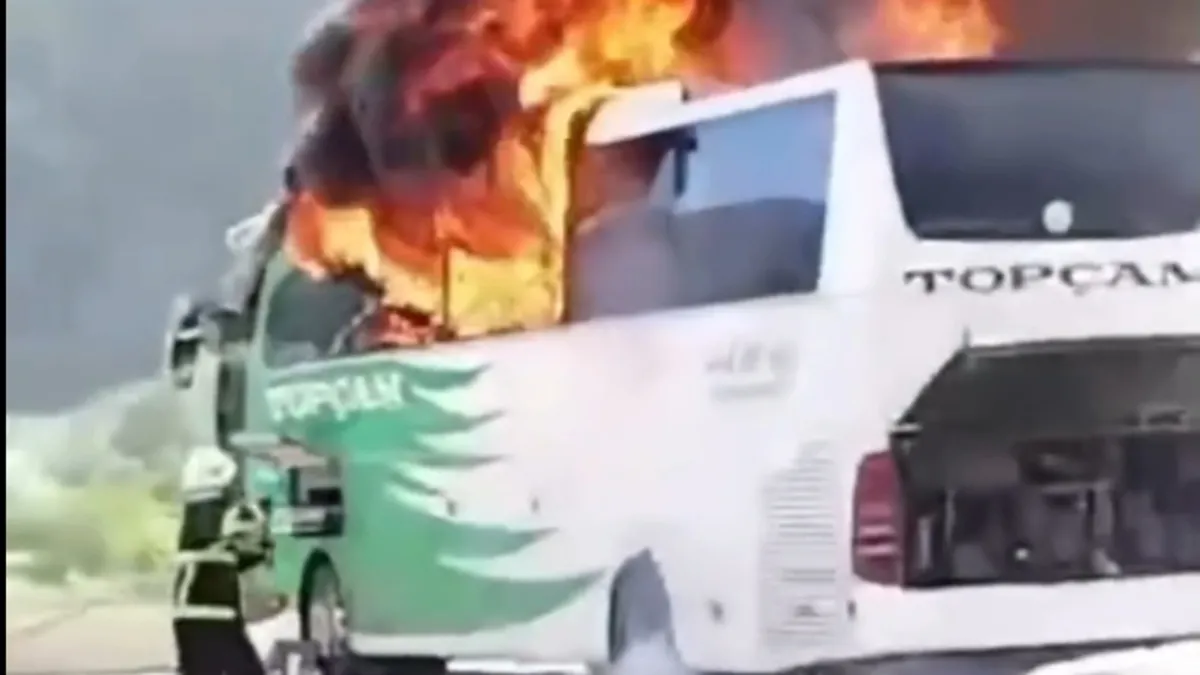 Amasya’da şehirler arası otobüs terminalinde korku dolu anlar: Yolcu otobüsü alev aldı! Amasya’da şehirler arası otobüs terminalinde korku dolu anlar: Yolcu otobüsü alev aldı!