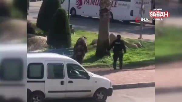 Antalya'da polis memurundan içleri ısıtan davranış... Parkta gördüğü evsiz vatandaşa kumanyasını verdi | Video