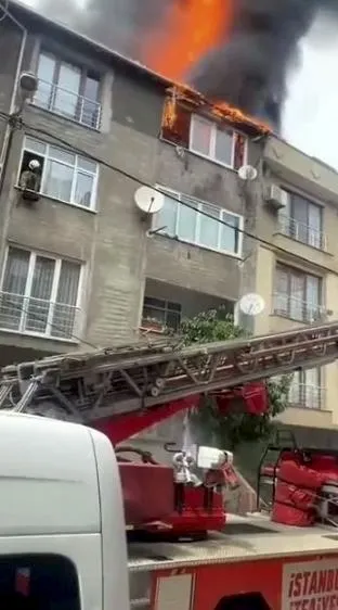 5-katli-binanin-cati-katinda-cikan-yangin-korkuttu-1748094094518.jpg