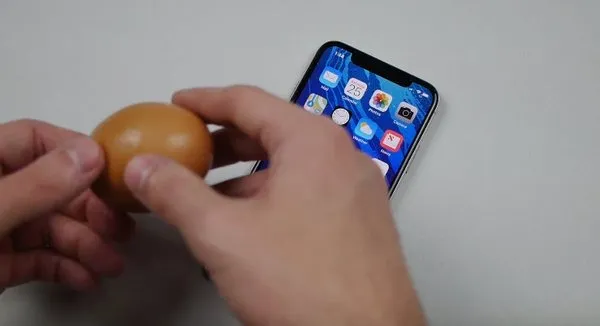 Yumurtadan iPhone X kılıfı yaptı!