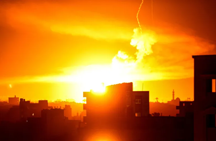 Dünya yönetimiyle denetçi! İsrail'e öfke: Gecenin karanlığını bölen saldırıların şiddeti artıyor