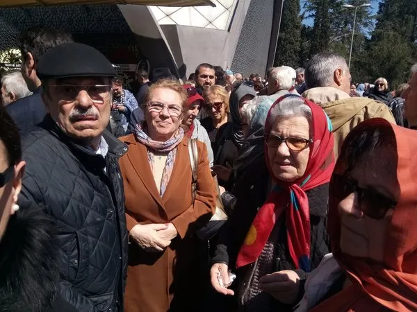 Ünlü oyuncu Şevket Altuğ yıllar sonra Dursun Ali Sarıoğlu’nun cenazesinde görüntülendi